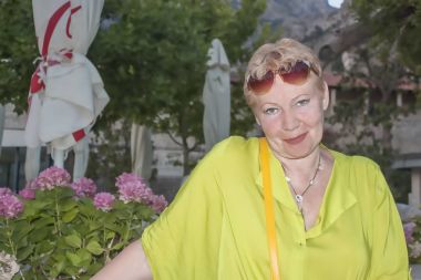 Olgun bir kadın çiçek çeşitli arka plan üzerinde