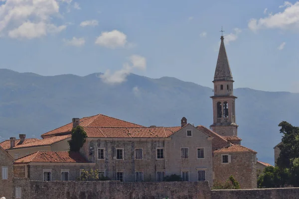 Oude binnenstad van Budva, uitzicht vanaf de zee — Stockfoto