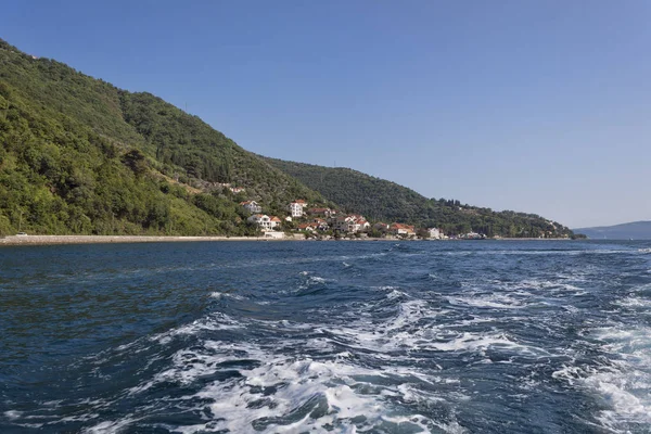 Kleine stad Lepetani aan de oever van de baai van Kotor — Stockfoto