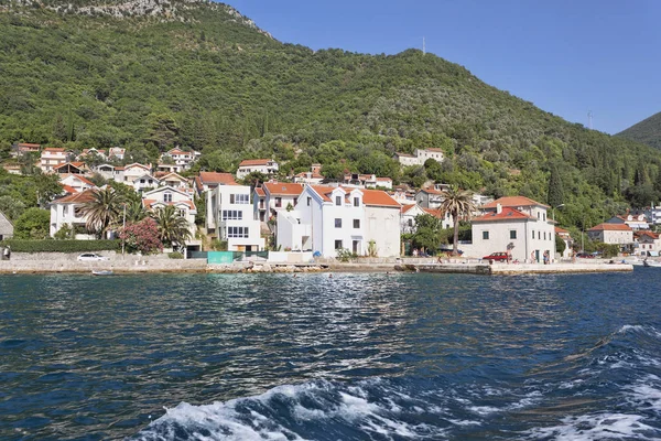 Kleine stad Lepetani aan de oever van de baai van Kotor — Stockfoto