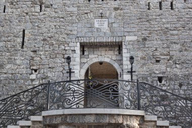 Merdiven ve kalenin girişine