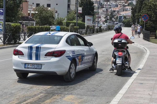 Bir polis arabası bir motosikletçi durdu