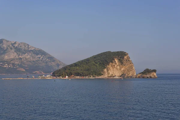 Sveti Nicola saari Budva Rivieralla — kuvapankkivalokuva
