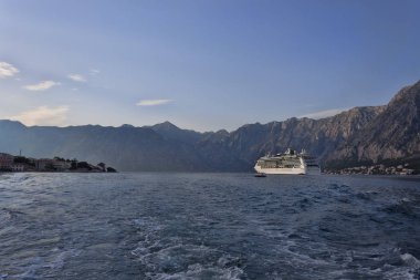 Kotor Körfezi cruise liner bırakır