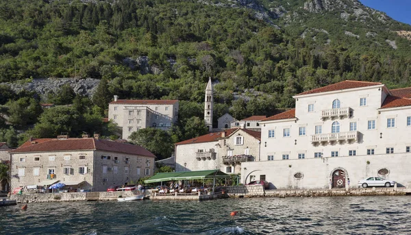 Klein stadje aan de oever van de baai van Kotor Perast — Stockfoto