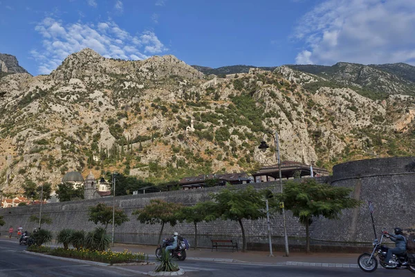 Ulica w pobliżu muru twierdzy na stare miasto w Kotorze — Zdjęcie stockowe