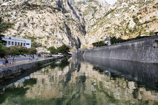El río Shkurda es un río que corre a lo largo de la muralla de la fortaleza de — Foto de Stock