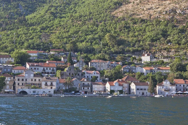 Küçük bir kasaba Prcan Kotor Körfezi'nin kıyısında