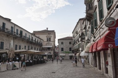 Merkez eski Kotor şehir meydanında her zaman turist çekmek