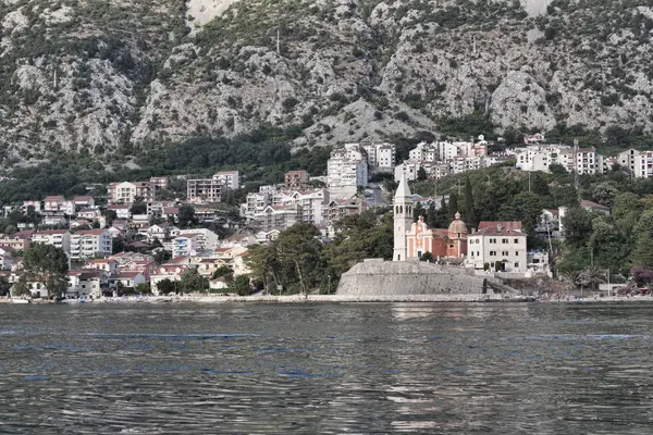 Malé město Dobrota na břehu zálivu Kotor — Stock fotografie