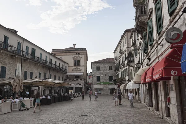 Merkez eski Kotor şehir meydanında her zaman turist çekmek