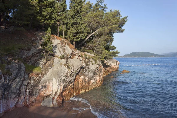 Picturesque coastline near the island of Sveti Stefan — Stock Photo, Image