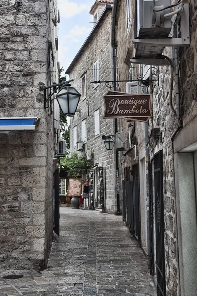 Smala gatorna i den gamla staden Budva locka alltid turister — Stockfoto