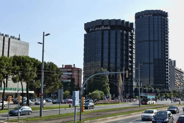 Barcelona'da Diagonal Caddesi üzerinde Caixa Bankası binalar — Stok fotoğraf