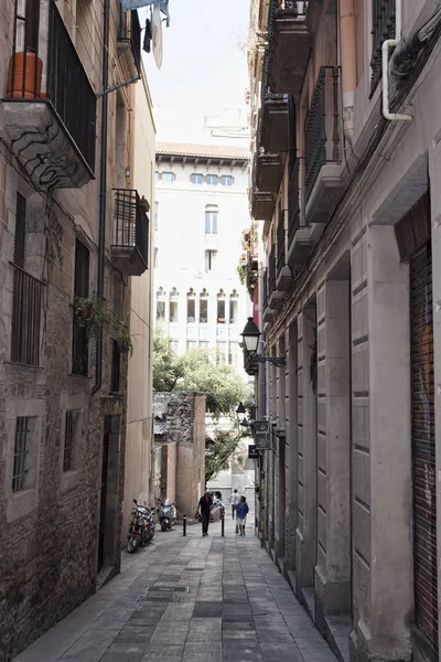 På gatorna i de gotiska kvarteren i Barcelona — Stockfoto