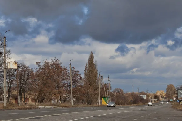 Sloviansk ve Kramatorsk arasındaki yolda sonbahar Hava durumu