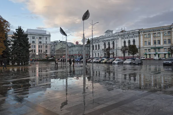 Constitution Square - en av de äldsta torg i Kharkiv — Stockfoto