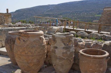 Knossos Sarayı, kalıntıları ön planda, pithos büyüktür