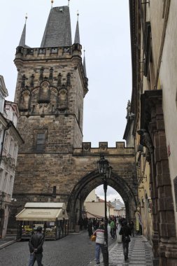 Prag'daki Charles Köprüsü her zaman birçok turistlerin ilgisini çekmektedir.