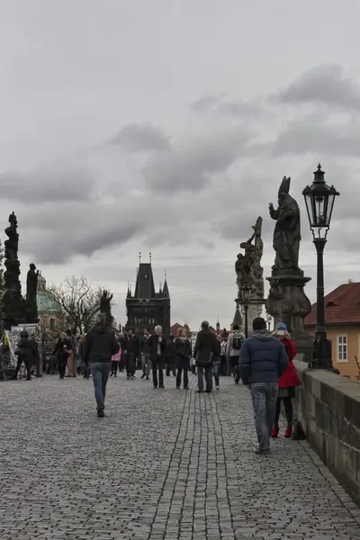 Prag'daki Charles Köprüsü her zaman birçok turistlerin ilgisini çekmektedir. — Stok fotoğraf