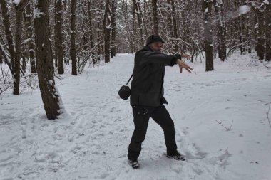 Olgun bir adam kartopu oynuyor