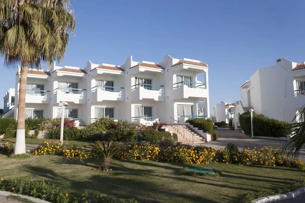 Shells and grounds of the Dream Beach Hotel in Sharm El Sheikh i — Stock Photo, Image