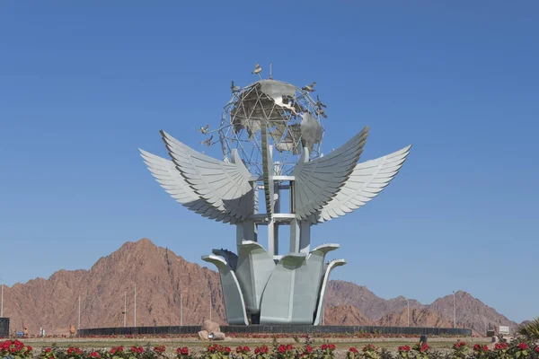 Sculpture Peace Sign in Sharm El Sheikh. El diseño entró en el — Foto de Stock
