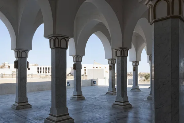 Jalan Colonnade dan kubah masjid di Sharm El Sheikh — Stok Foto