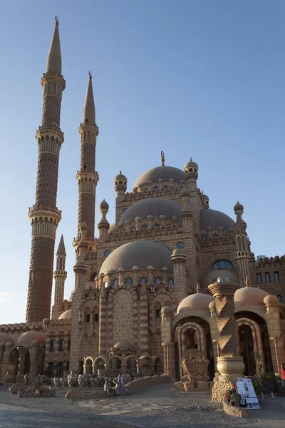 A Mesquita Al Sahaba é a mais nova e maior mesquita de Sharm E — Fotografia de Stock