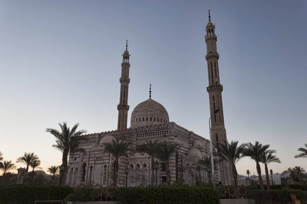 Al Mustafa Mosque in de avond — Stockfoto