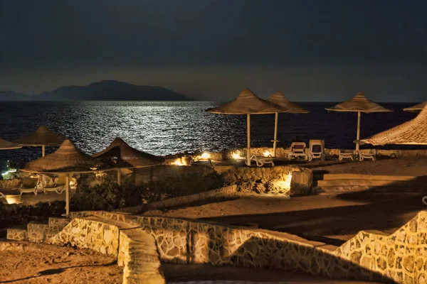 Strand am Traumstrand des Hotels in Sharm el Sheikh spät in der Nacht — Stockfoto