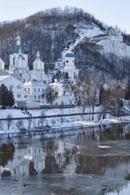 Siversky Donets Nehri ve kiliseler Lavra Sviatohirsk, Janu içinde