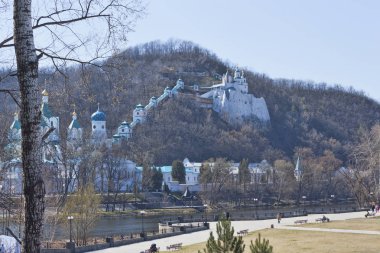 Siversky Donets Nehri ve kiliseler Lavra Sviatohirsk, Apri içinde