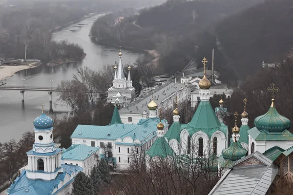 Siversky Donets Nehri ve kiliseler Lavra Sviatohirsk, Dece içinde — Stok fotoğraf