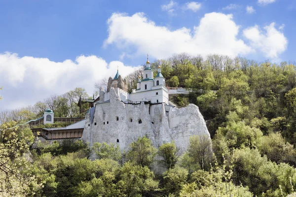 Николаевский храм на меловом холме в Святогорске — стоковое фото