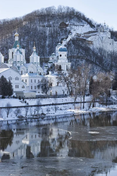 Siversky Donets río e iglesias de Lavra en Sviatohirsk, Janu —  Fotos de Stock