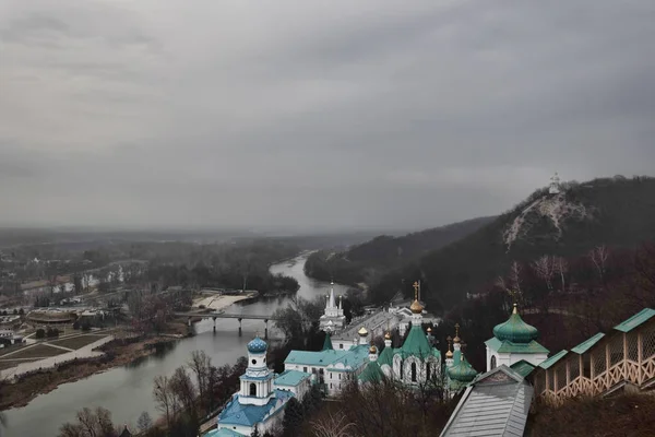 Siversky Donets rivière et les églises de la lave à Sviatohirsk, Dece — Photo