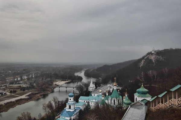 Siversky Donets rio e igrejas de Lavra em Sviatohirsk, Dece — Fotografia de Stock