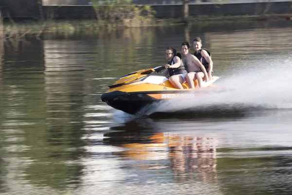 Giovani non identificati cavalcano un idrociclo sul fiume Siversky D — Foto Stock