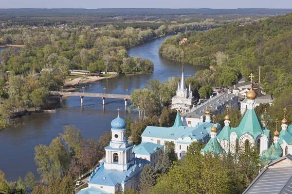 Siversky Donets río e iglesias de Lavra en Sviatohirsk, Apri —  Fotos de Stock