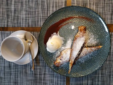 Üzerine pudra şekeri serpilmiş vişneli turta.