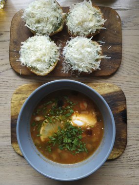 Solyanka. Tavuk suyu, domates sosu, patates, av sosisi.