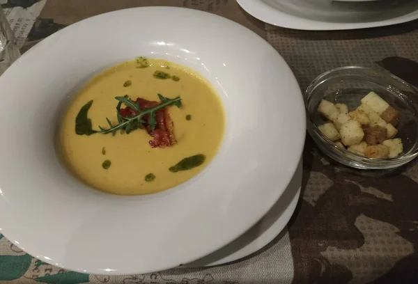 Sup labu dengan daging asap dan setangkai sayuran — Stok Foto