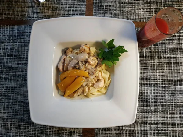 Hindili Tagliatelle. Geniş bir tabakta servis edilir.