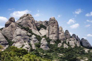 Barcelona civarındaki Montserrat Dağı. Yaz günü, gözlem güvertesinden manzara