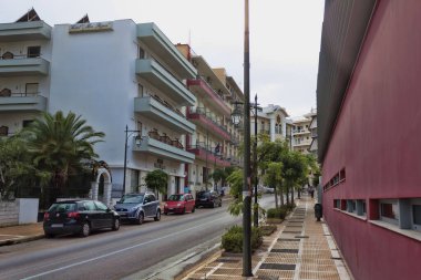 LOUTRAKI, GREECE - 27 Haziran 2018: Bulutlu bir yaz gününde Loutraki caddesinde