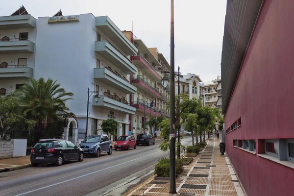 Loutraki Greece June 2018 구름낀 여름날루 트라키 거리에서 — 스톡 사진