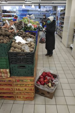 SLOVIANSK, UKRAINE - 8 Nisan 2020: Ukrayna 'da, koronavirüs hastalığının önlenmesi için karantina güçlendirildi. Süpermarkette maskesiz olmak yasaktır.