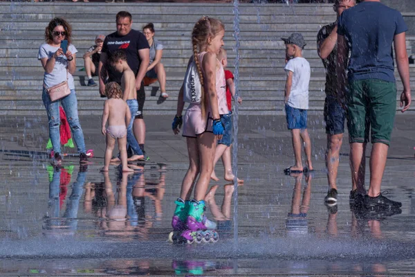 Kramatorsk Ukraine May 2019年 夏天克拉玛托尔斯克主要广场上的喷泉 不仅供儿童娱乐 也供成人娱乐 — 图库照片
