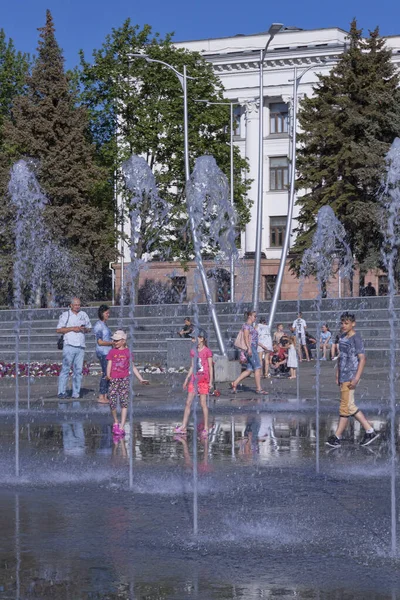 Kramatorsk Ukraine 5月19 2019 夏のクラマトルスクのメイン広場の噴水 子供だけでなく 大人のためのエンターテイメント — ストック写真